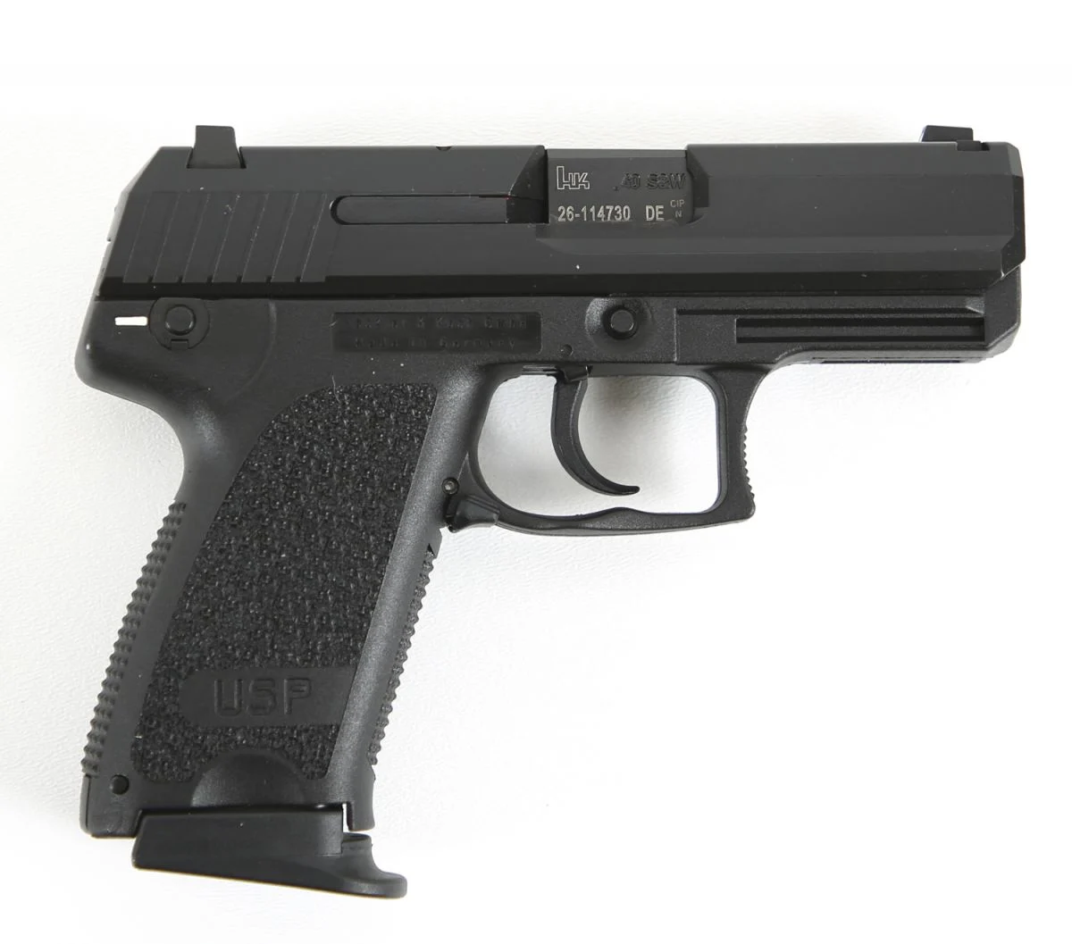 Heckler & Koch H&K USP Compact V1 40 S&W Caliber with 3.58" Barrel, 12+1 Capacity, Overall Black Finish, Serrated Trigger Guard - 12+1 Rounds | 3.58" Barrel | Polymer Grips | Blue/Black | 3-Dot Sights